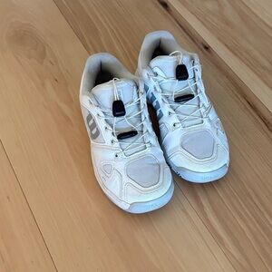 Wilson Rush Pro Jr QI Unisex Kids White Tennis Sneakers